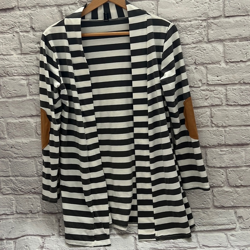 Women’s White and grey open fronting sleeve top
